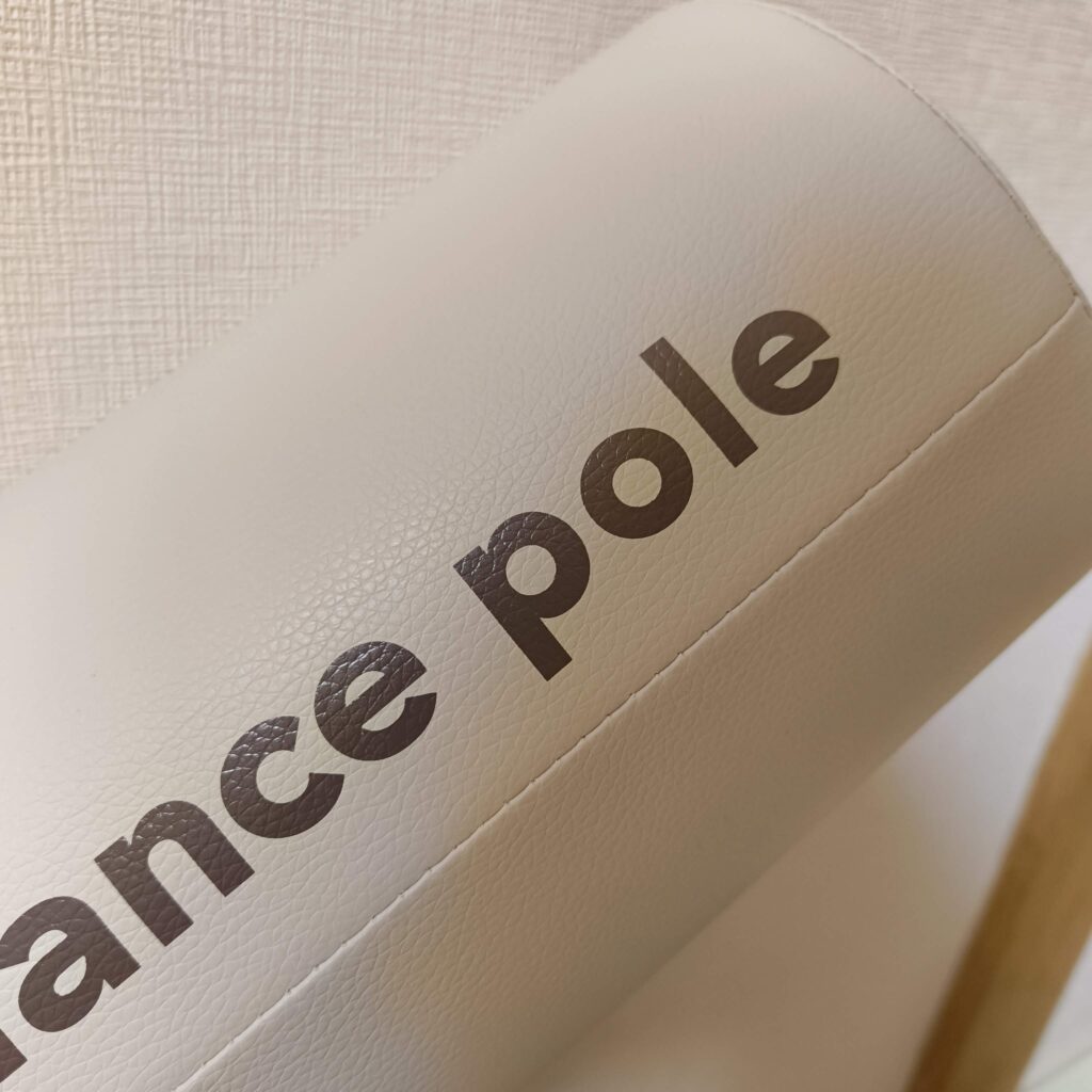 薄いベージュ色の本体にカフェオレくらいの色で入ったロゴ。この配色がいい！