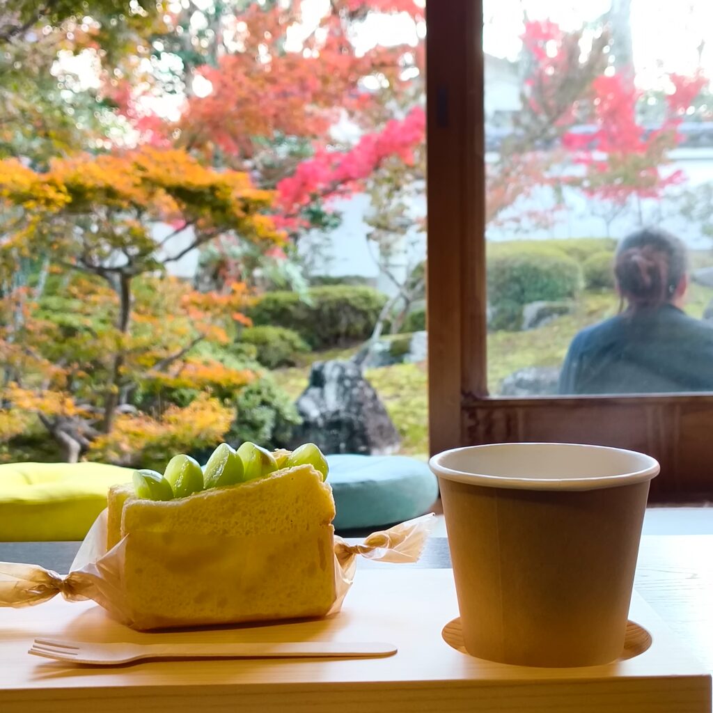 スマホで撮ったケーキとコーヒー(と景色)の写真